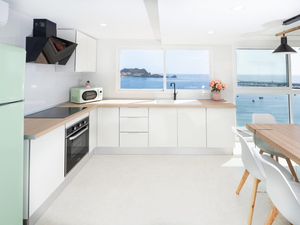 Kitchen or kitchenette, Sea view