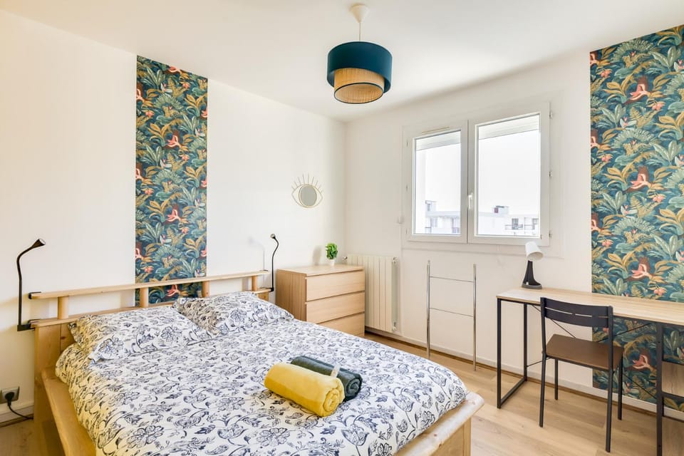 Bed, Photo of the whole room, Bedroom, towels