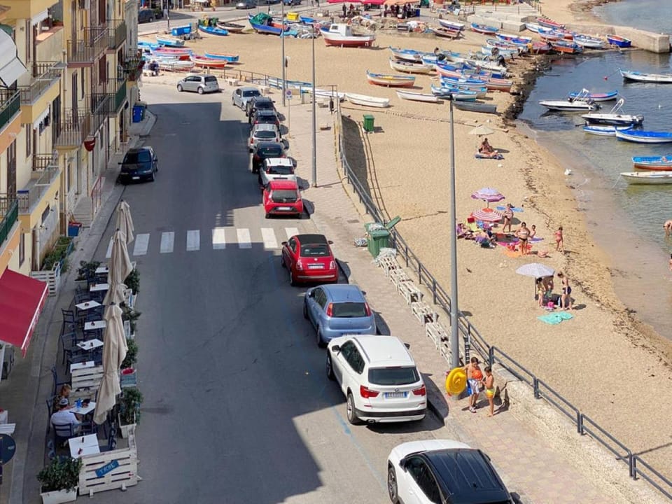Day, People, Neighbourhood, Natural landscape, Bird's eye view, Beach, City view, Sea view, Street view, Location, group of guests, Parking