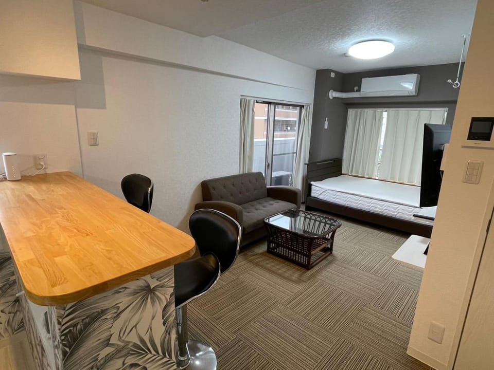 Bed, Living room, Seating area, hair dresser