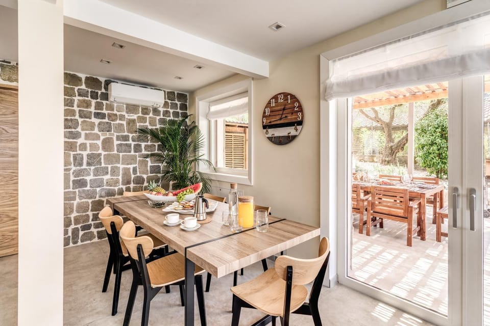 Day, Food and drinks, Dining area, Food, Drinks