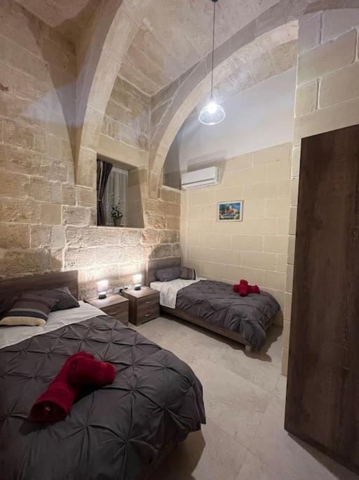Bedroom, towels