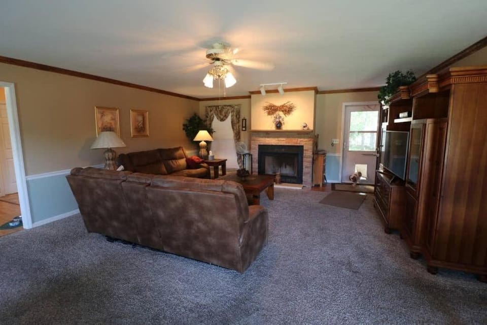 3-Bedroom Retreat with Private Yard House in Hendersonville