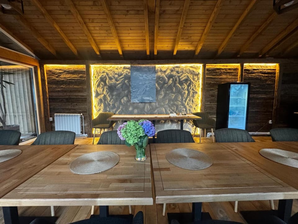 Seating area, Dining area