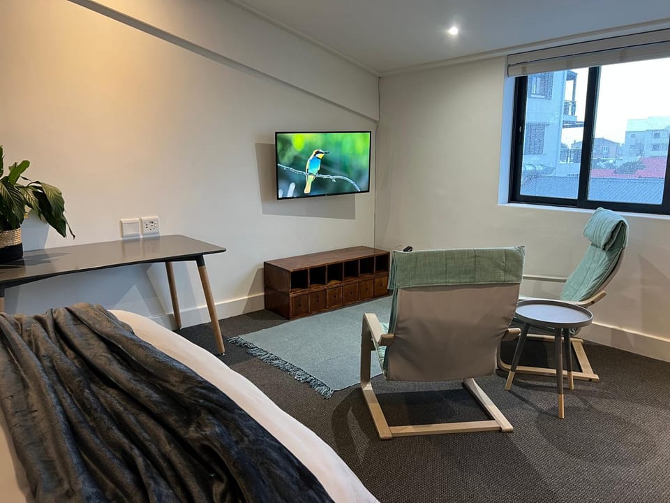 TV and multimedia, View (from property/room), Seating area, City view