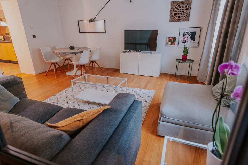 Communal lounge/ TV room, TV and multimedia, Living room, Seating area, Dining area