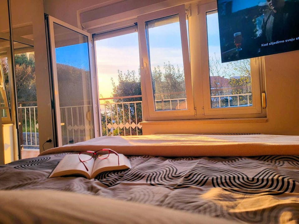 View (from property/room), Balcony/Terrace, Bedroom