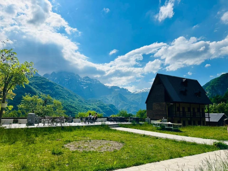Property building, Nearby landmark, Restaurant/places to eat, Restaurant/places to eat, Spring, Day, Natural landscape, Mountain view