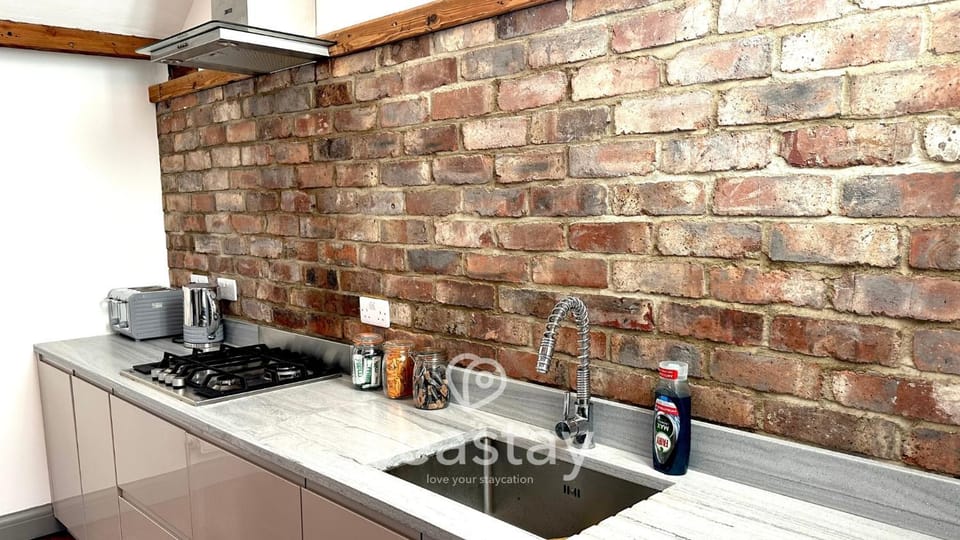 Old Boathouse 3 Bed 2 Bath Nr Beach Inc Parking House in Broadstairs