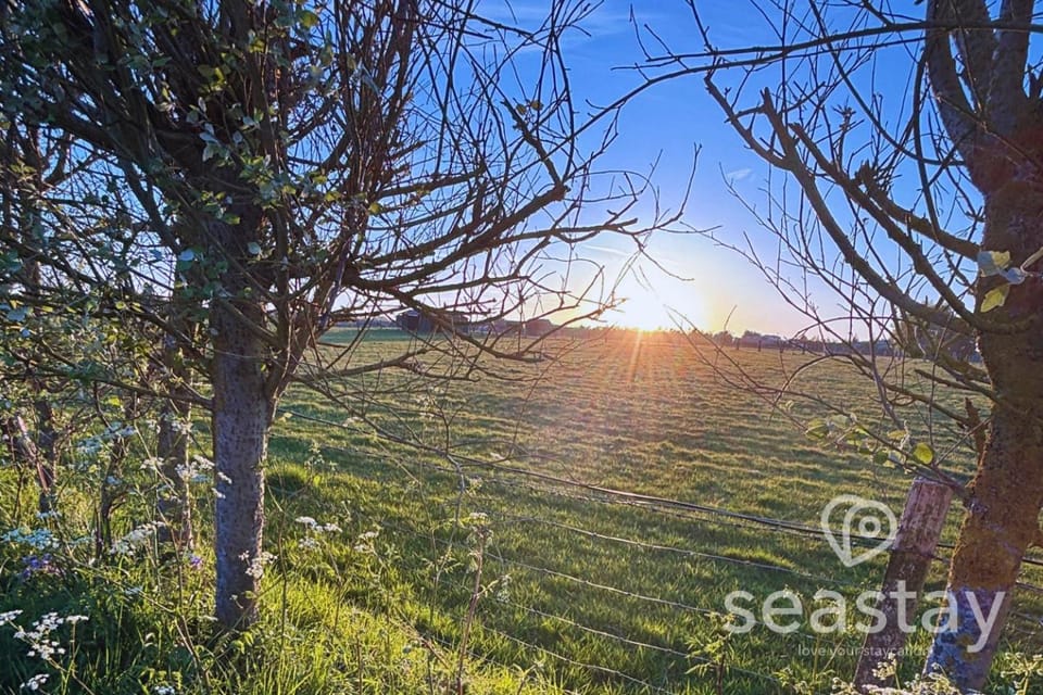The Gatehouse Lodge Farm Stay, Distant Sea Views Nature lodge in Dover District