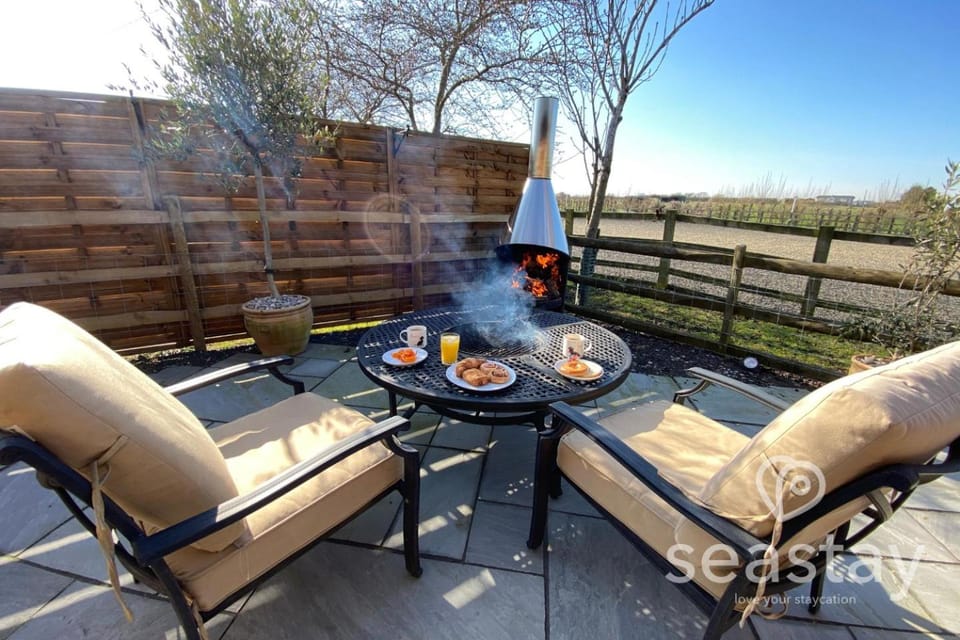 The Gatehouse Lodge Farm Stay, Distant Sea Views Nature lodge in Dover District