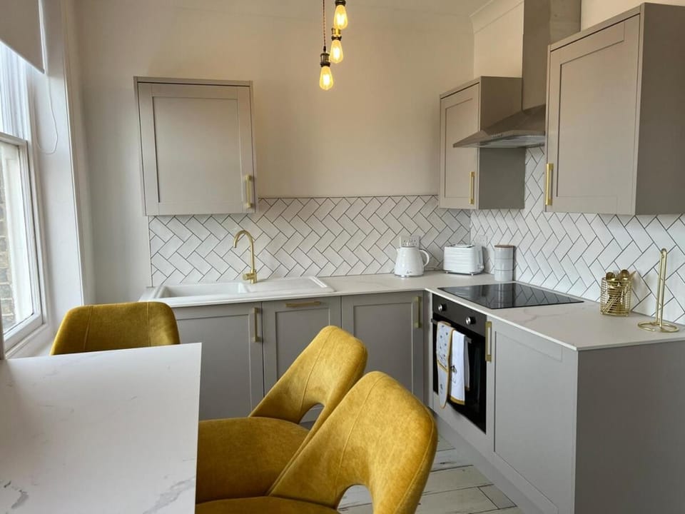 Sassy SeaView Apt, Parking, NO GUEST FEES Nr Beach Apartment in Broadstairs