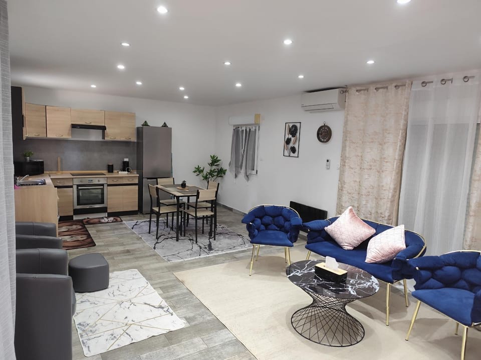 Kitchen or kitchenette, Living room