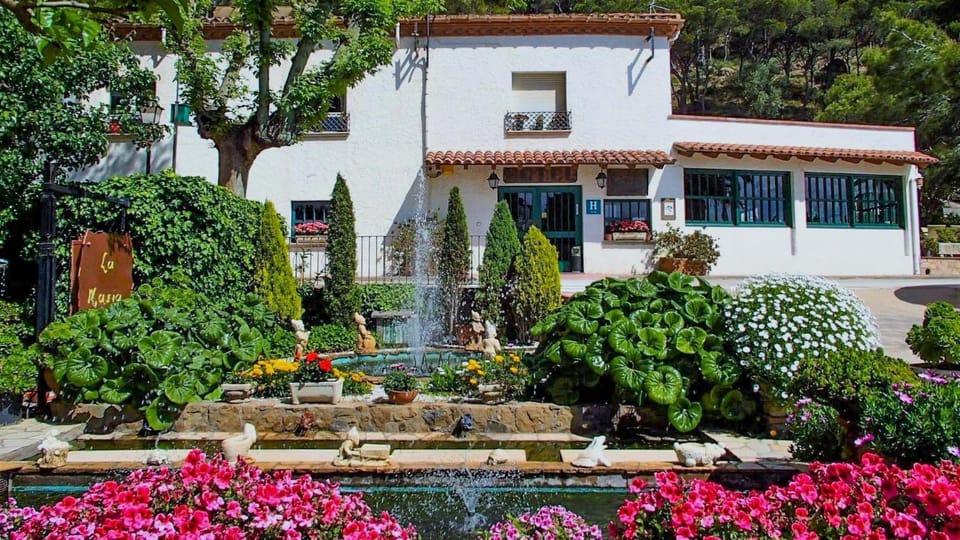 Property building, Facade/entrance, Garden, Lobby or reception