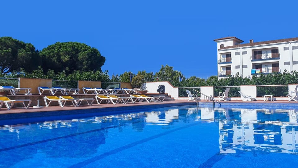 Property building, Solarium, Swimming pool