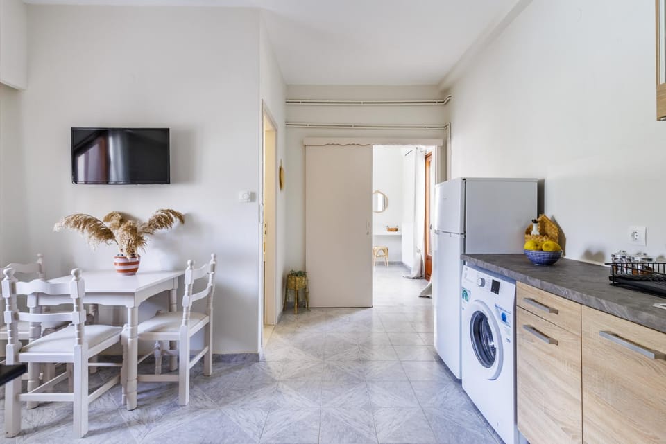 Kitchen or kitchenette, Dining area, washing machine