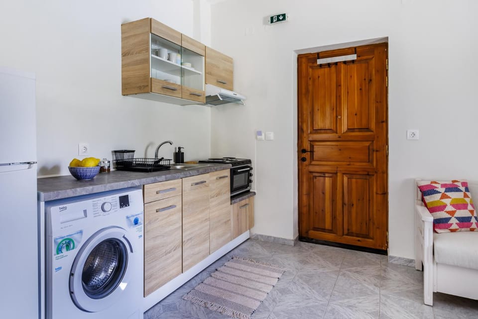 Kitchen or kitchenette, pet friendly, stove, washing machine