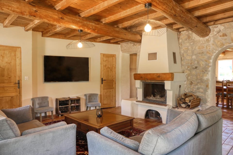 Communal lounge/ TV room, fireplace, internet
