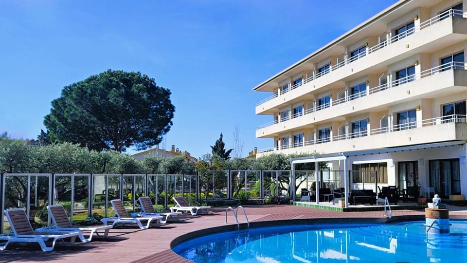 Property building, Solarium, Swimming pool, sunbed