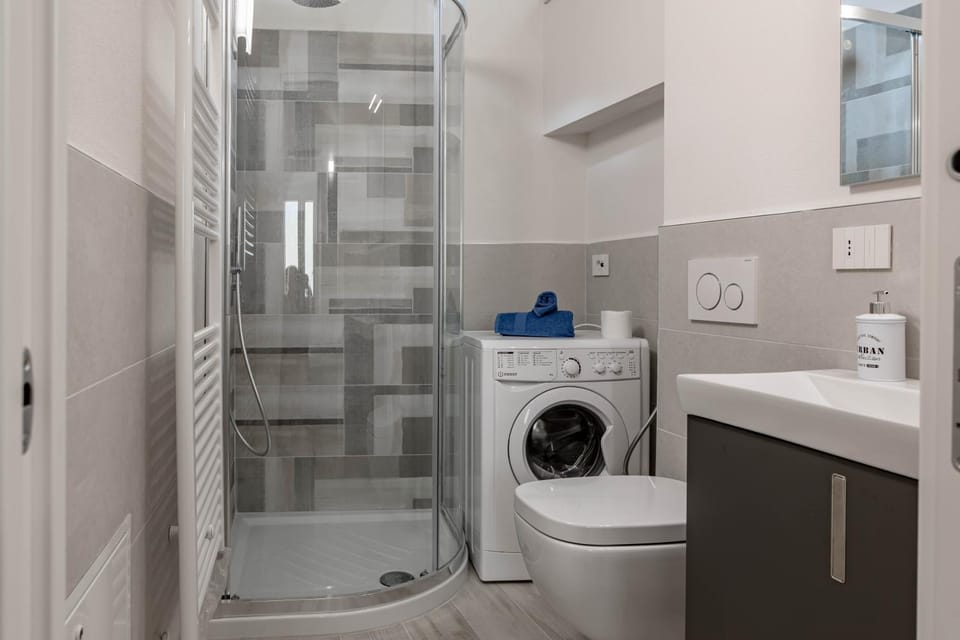 Shower, Toilet, Bathroom, towels, washing machine