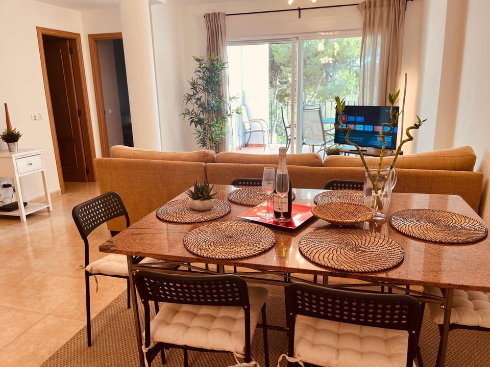 TV and multimedia, Seating area, Dining area