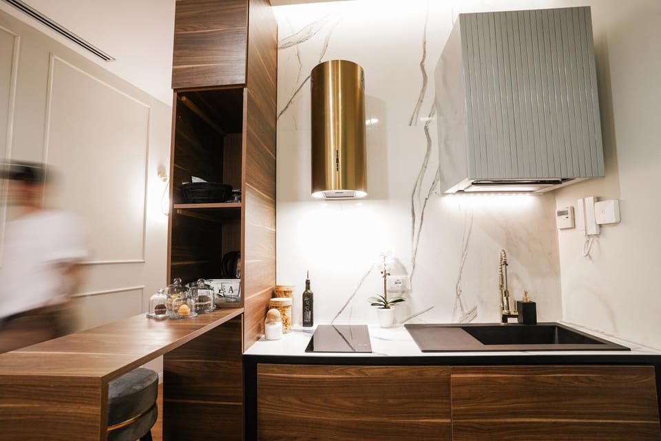 Kitchen or kitchenette, minibar, stove