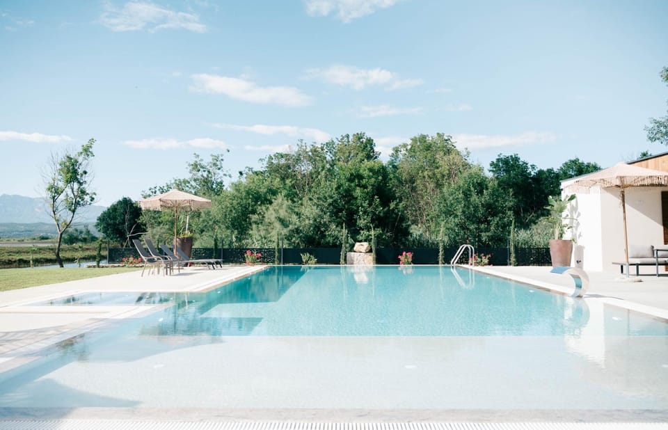 Day, Natural landscape, Mountain view, Pool view, Swimming pool, sunbed
