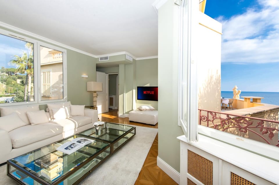 Communal lounge/ TV room, Sea view