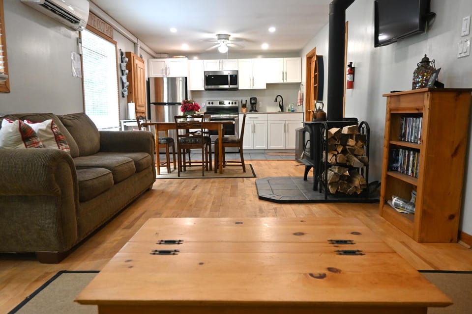 TV and multimedia, Kitchen or kitchenette, Living room, Seating area, Dining area, Evening entertainment, fireplace, microwave, oven