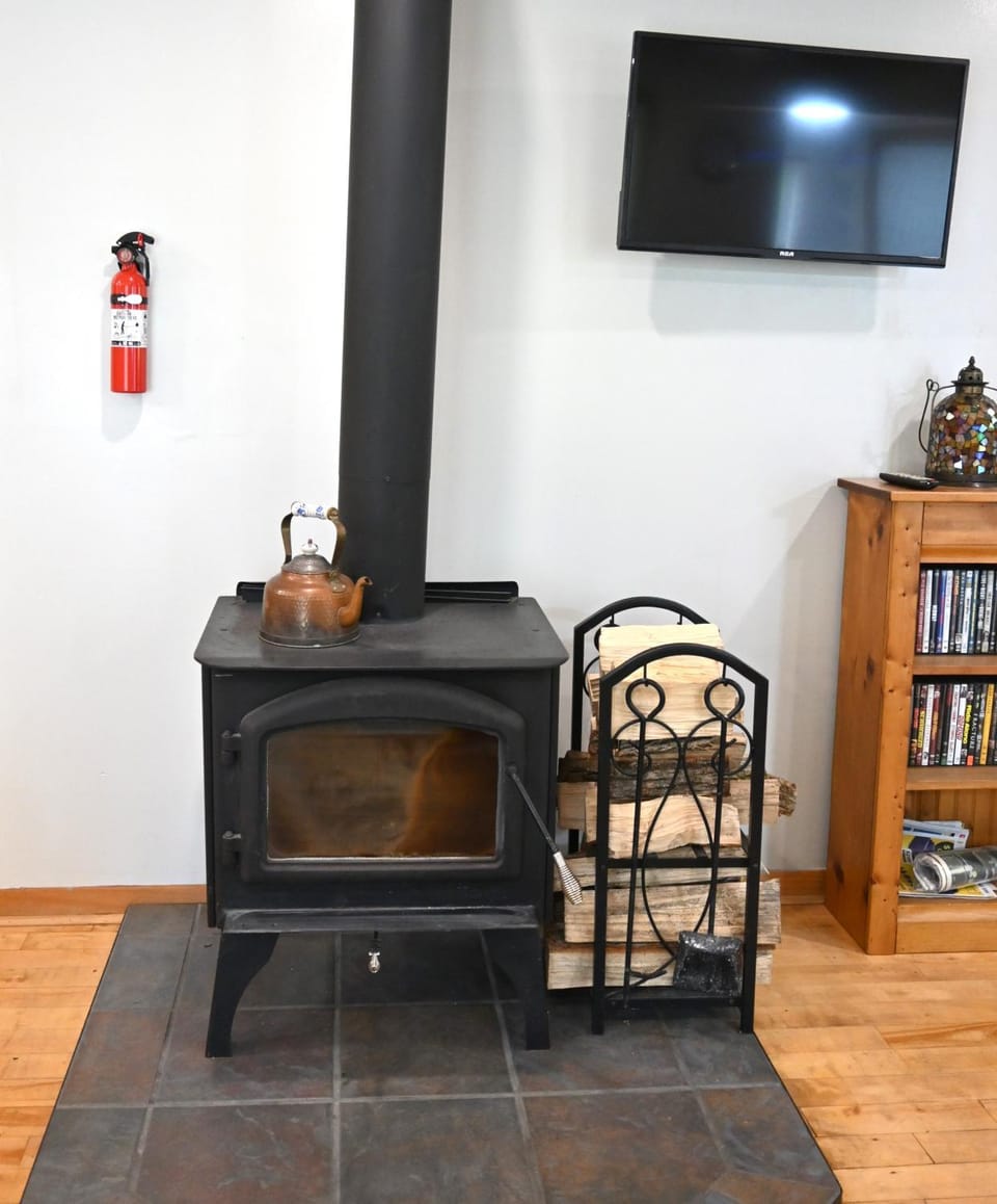 Communal lounge/ TV room, TV and multimedia, fireplace