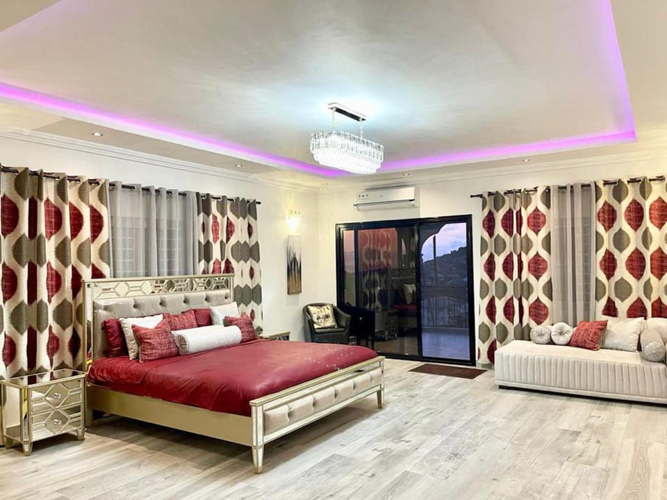 2 Bed Apartment Sleeps 4 - Jacuzzi Parking Wifi Apartment in Freetown