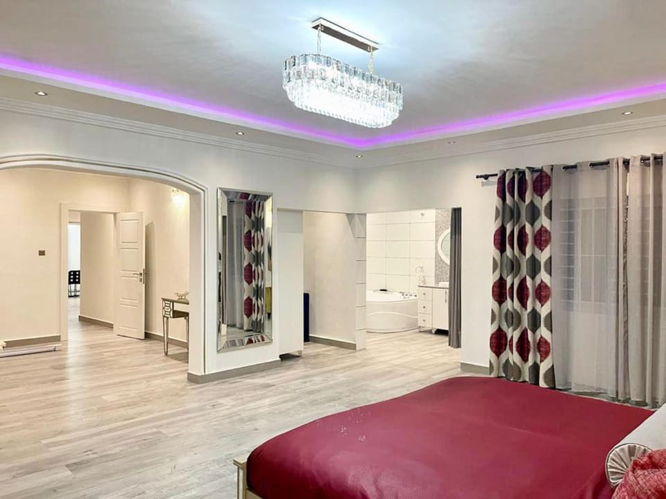 2 Bed Apartment Sleeps 4 - Jacuzzi Parking Wifi Apartment in Freetown