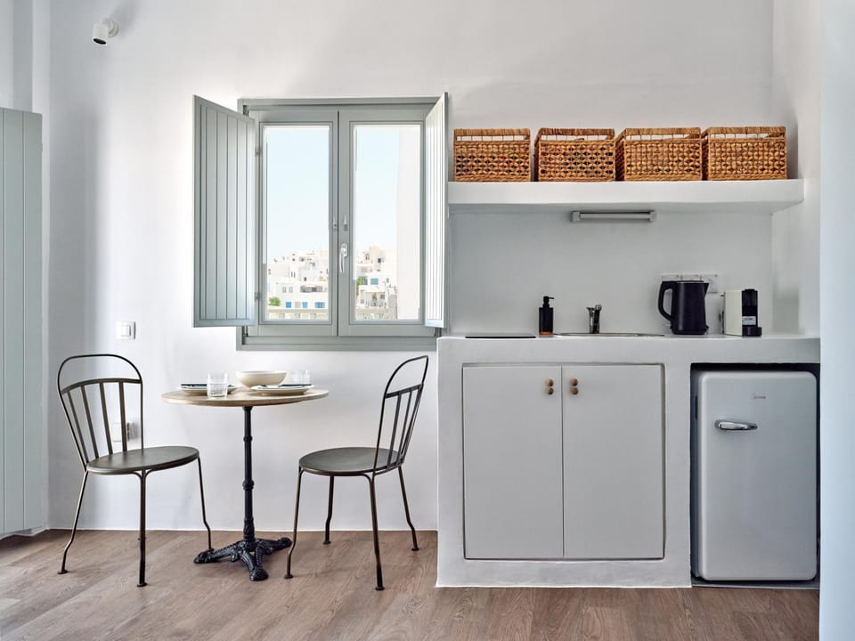 Coffee/tea facilities, Kitchen or kitchenette, minibar, oven, stove