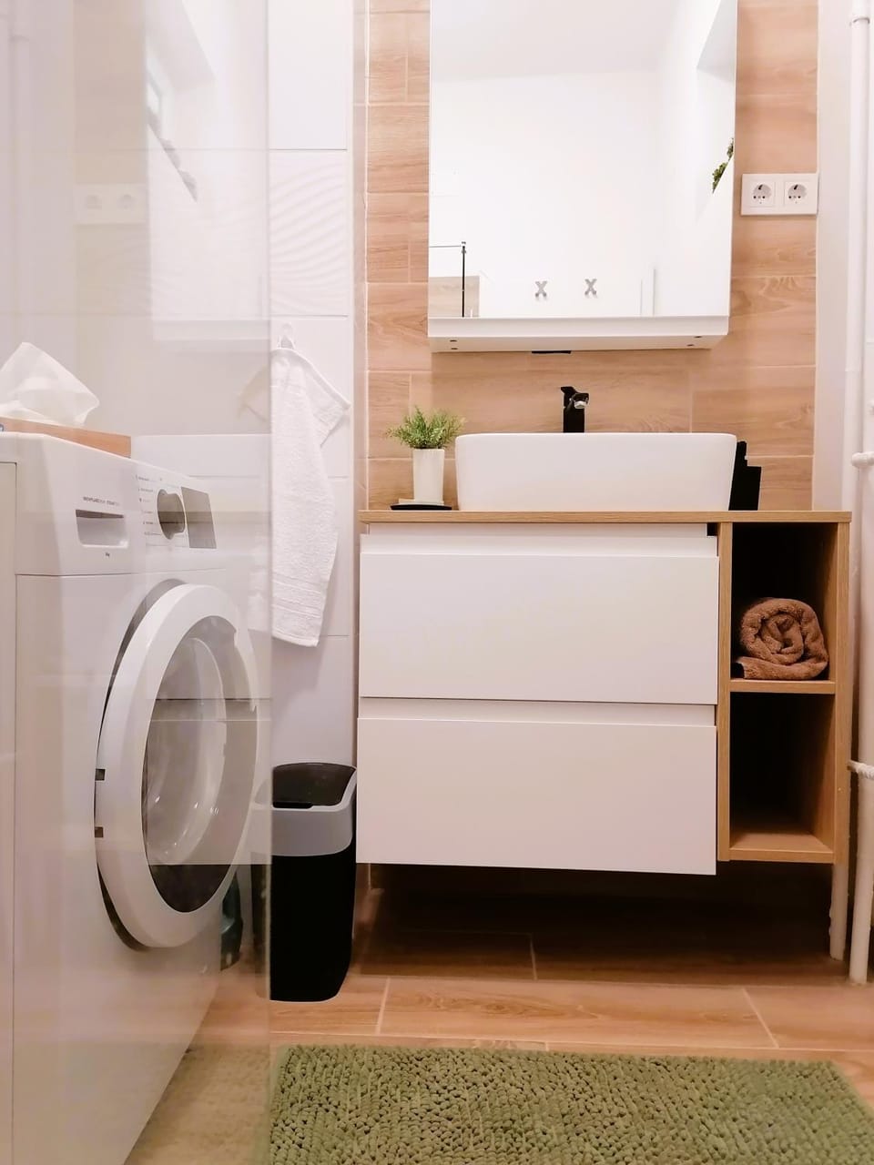 Bathroom, towels, washing machine