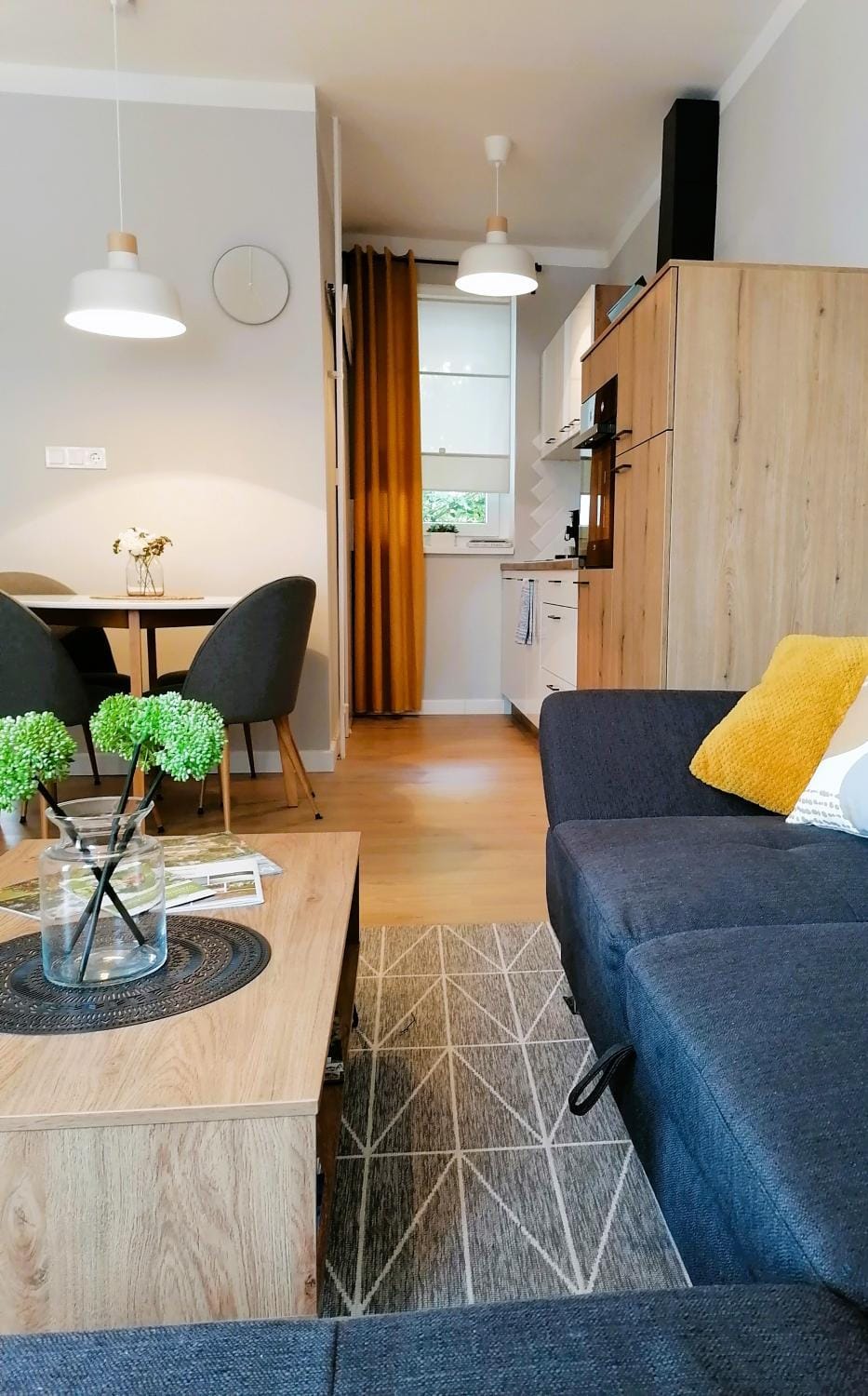 Kitchen or kitchenette, Living room, Seating area, Dining area