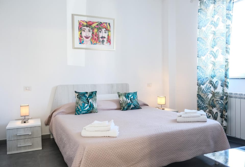 Bed, Bedroom, towels