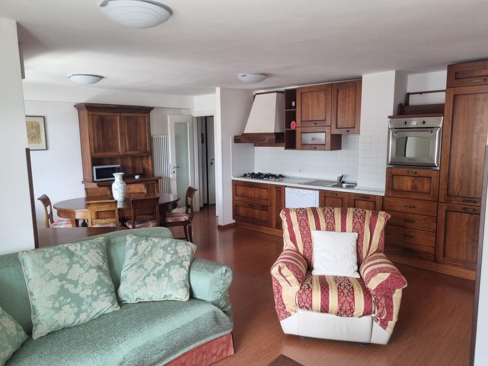 Kitchen or kitchenette, Living room, Dining area, minibar, pet friendly, stove