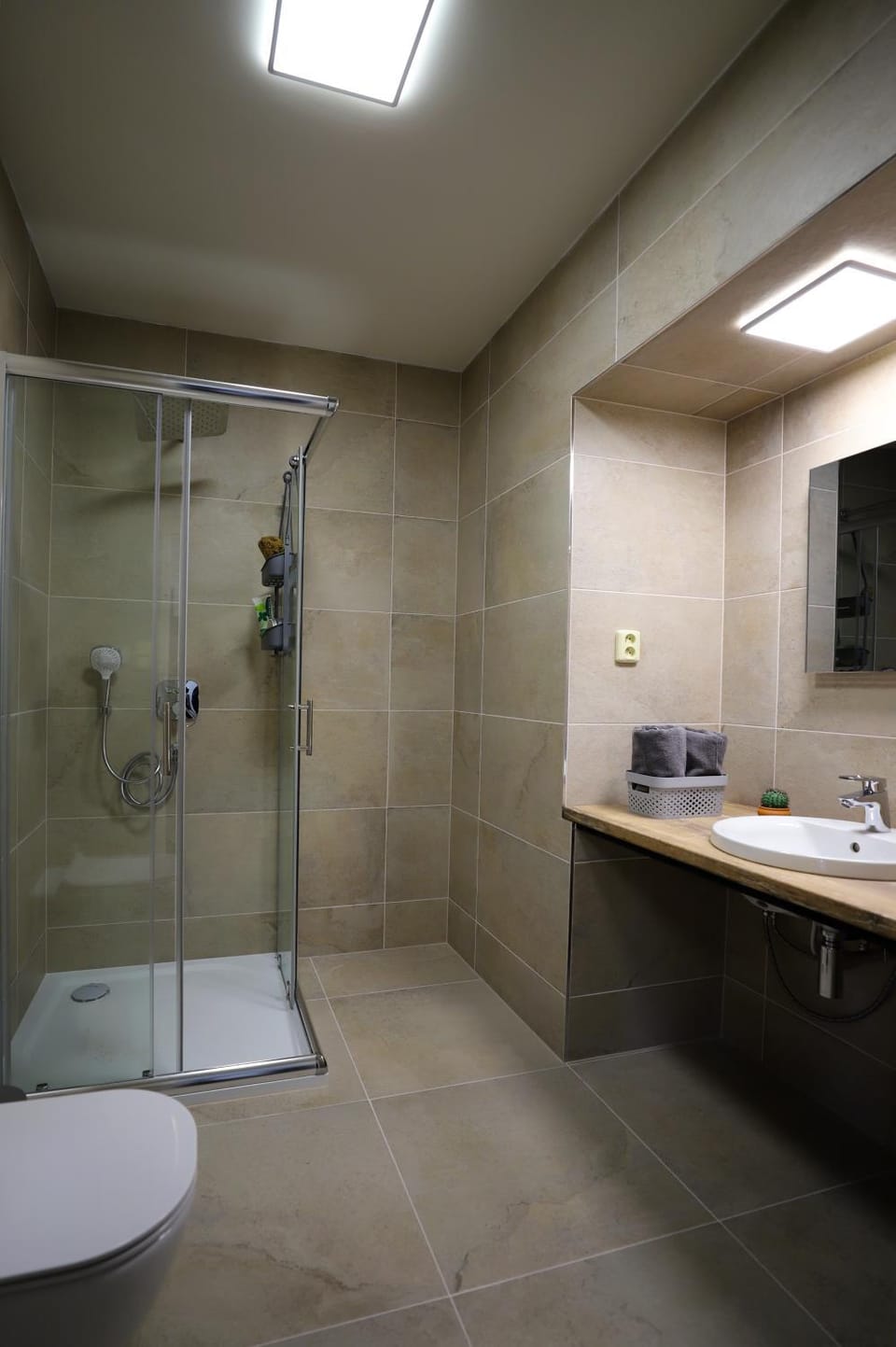Shower, Toilet, Bathroom, heating, towels