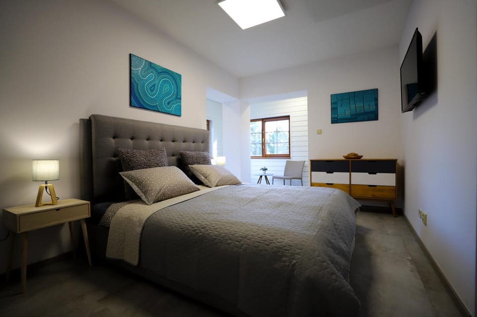 Bed, TV and multimedia, Bedroom
