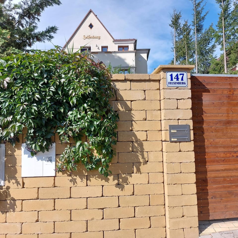 Property building, Facade/entrance