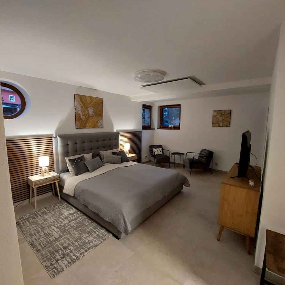 Bed, TV and multimedia, Bedroom