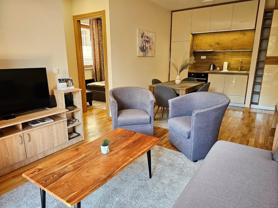Communal lounge/ TV room, TV and multimedia, Kitchen or kitchenette, Living room, Seating area, Dining area, hair dresser, minibar