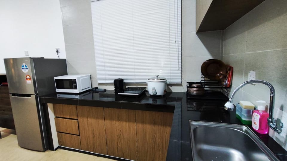 Kitchen or kitchenette, minibar
