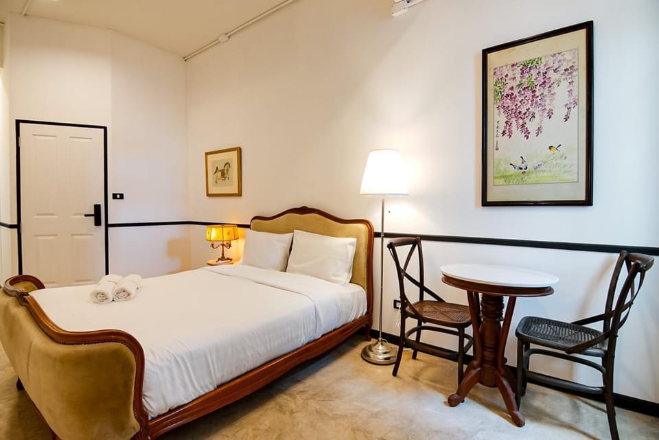 Bed, Living room, Photo of the whole room, Seating area, Bedroom