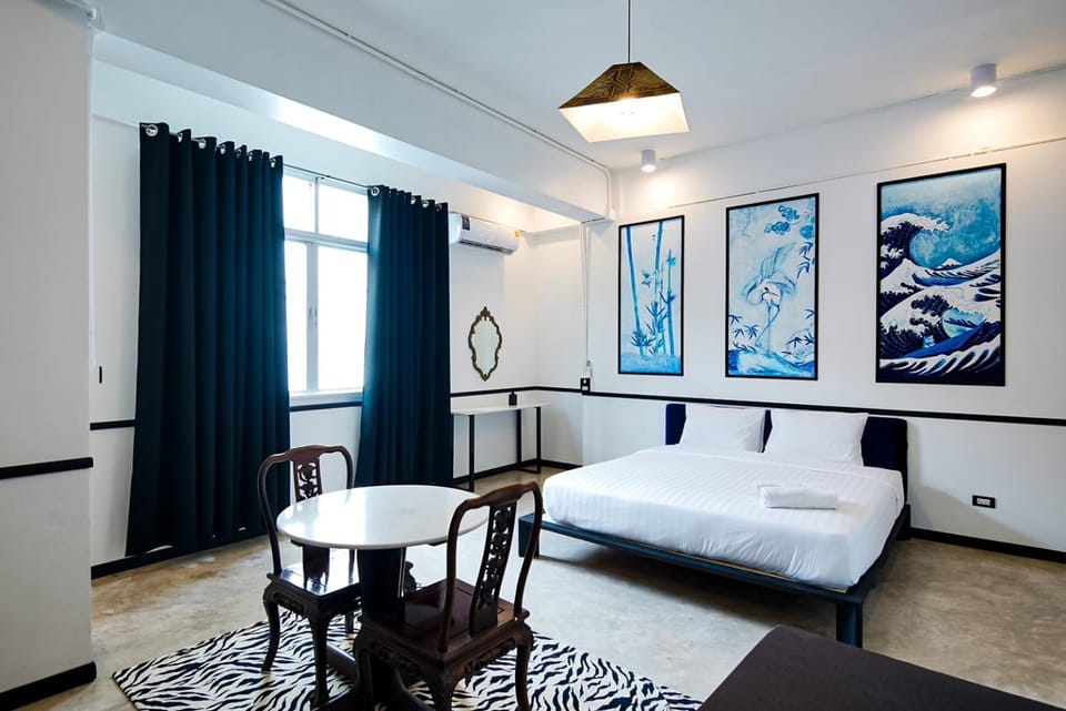 Bed, Living room, Photo of the whole room, Seating area, Dining area, Bedroom
