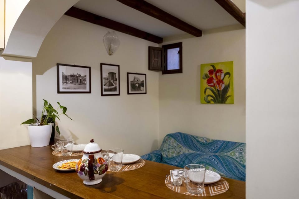 Seating area, Dining area