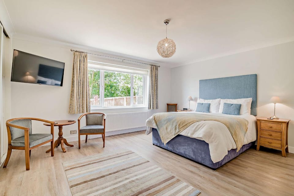 Bed, TV and multimedia, Seating area, Bedroom