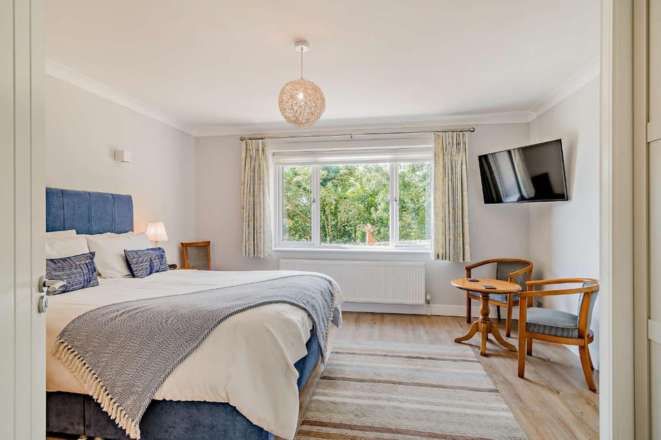 Bed, TV and multimedia, Photo of the whole room, Seating area, Bedroom