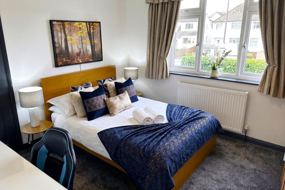 Bed, Photo of the whole room, Bedroom, towels