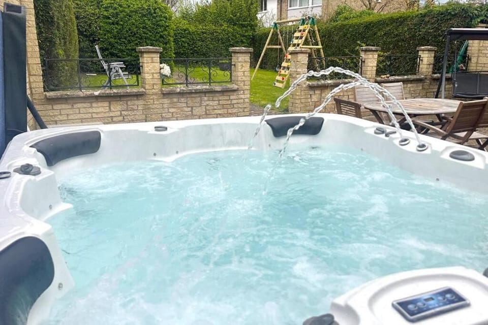 Natural landscape, Hot Tub, Swimming pool, sunbed
